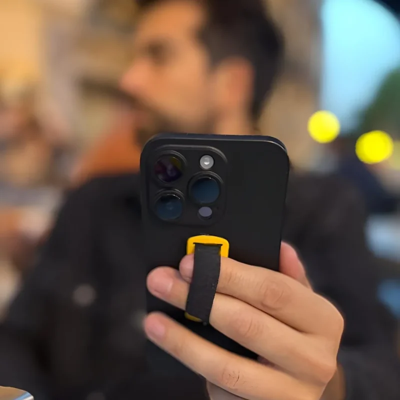 imagen de un usuario paseando por Málaga con su móvil sujeto por una correa adhesiva personalizada P-Grab, mostrando estilo y seguridad. imagen de un usuario paseando por Málaga con su móvil sujeto por una correa adhesiva personalizada P-Grab, mostrando estilo y seguridad.